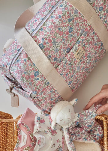 Bolso con accesorios estampado bebé