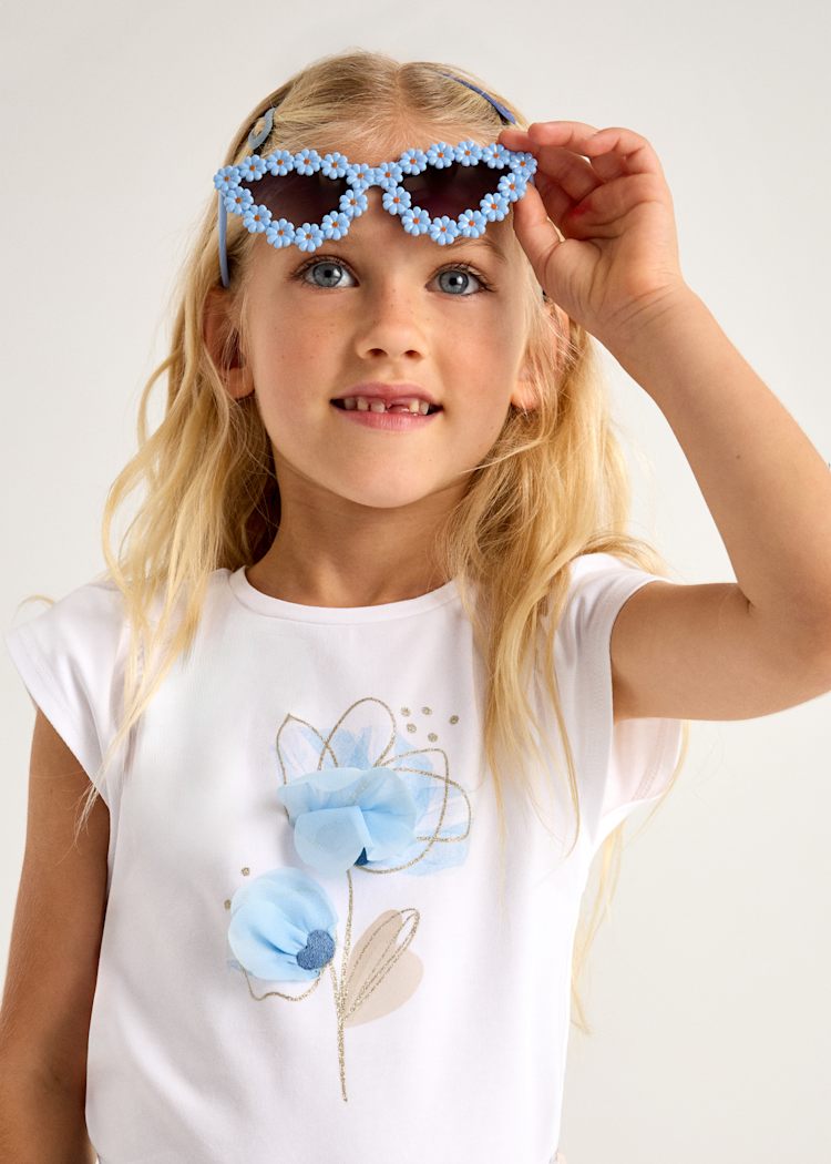 Camiseta flor relieve niña