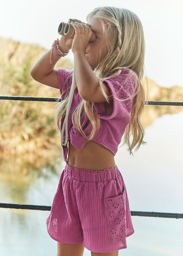 Conjunto pantalón corto perforado y blusa niña