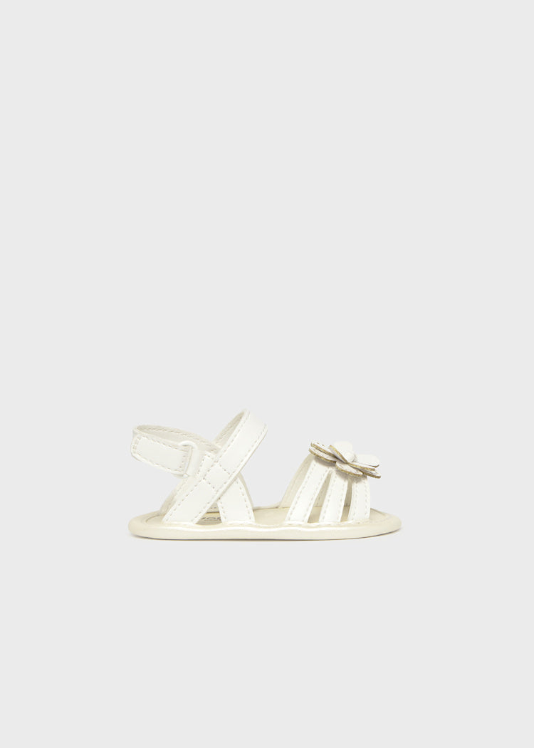 Sandalias para recién nacidos con flores